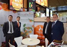Marc Tro, Alejandro García, Adrián Sancho y Carlos Sancho, en el stand de la empresa valenciana MADREMIA, productora y comercializadora de cítricos, kaki, fruta de hueso, hortalizas, melón y sandía. 